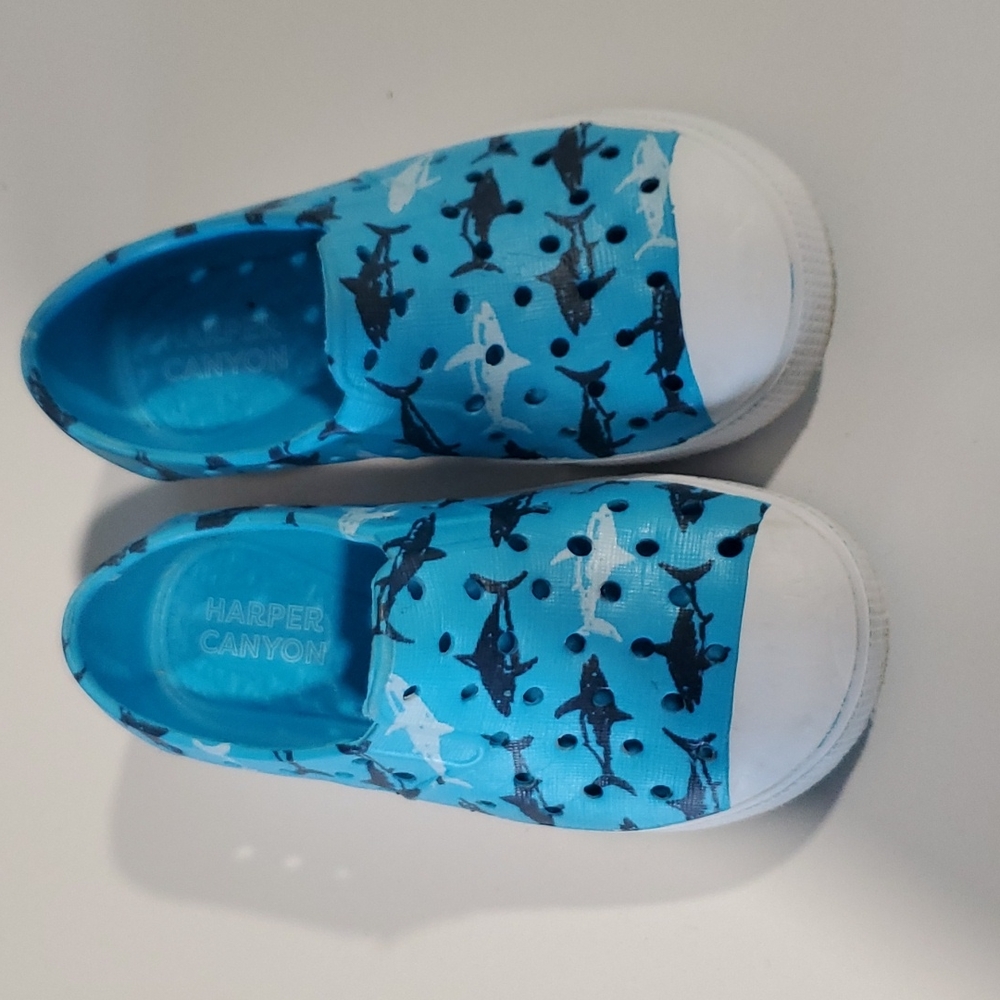 Harper Canyon Water Shoes Size 6 Shark Print